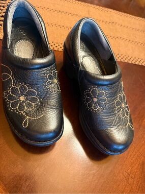 Ariat black leather with Embroidered Floral 6.5 size